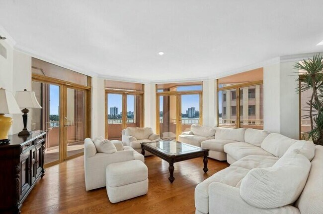 300 SE 5th Ave in Boca Raton, FL - Building Photo - Building Photo