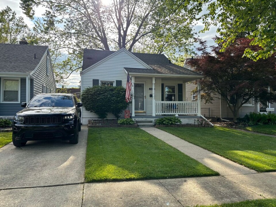 15609 Norborne Ave in Redford, MI - Building Photo