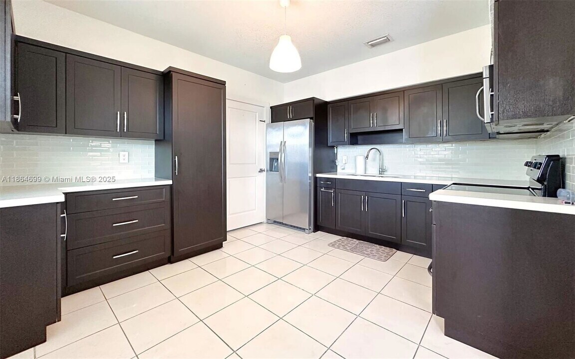 7222 SW 34th St in Miami, FL - Building Photo