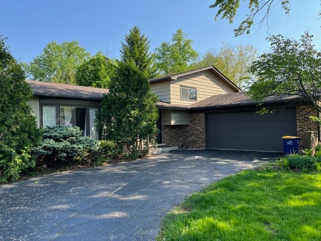 2732 Kingston Dr in Northbrook, IL - Building Photo - Building Photo