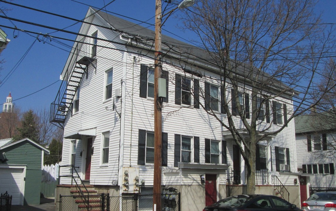33-35 Harding St in Cambridge, MA - Foto de edificio