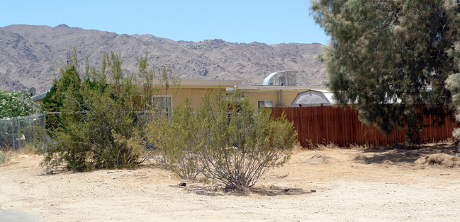 6680 Split Rock Rd in Twentynine Palms, CA - Building Photo - Building Photo