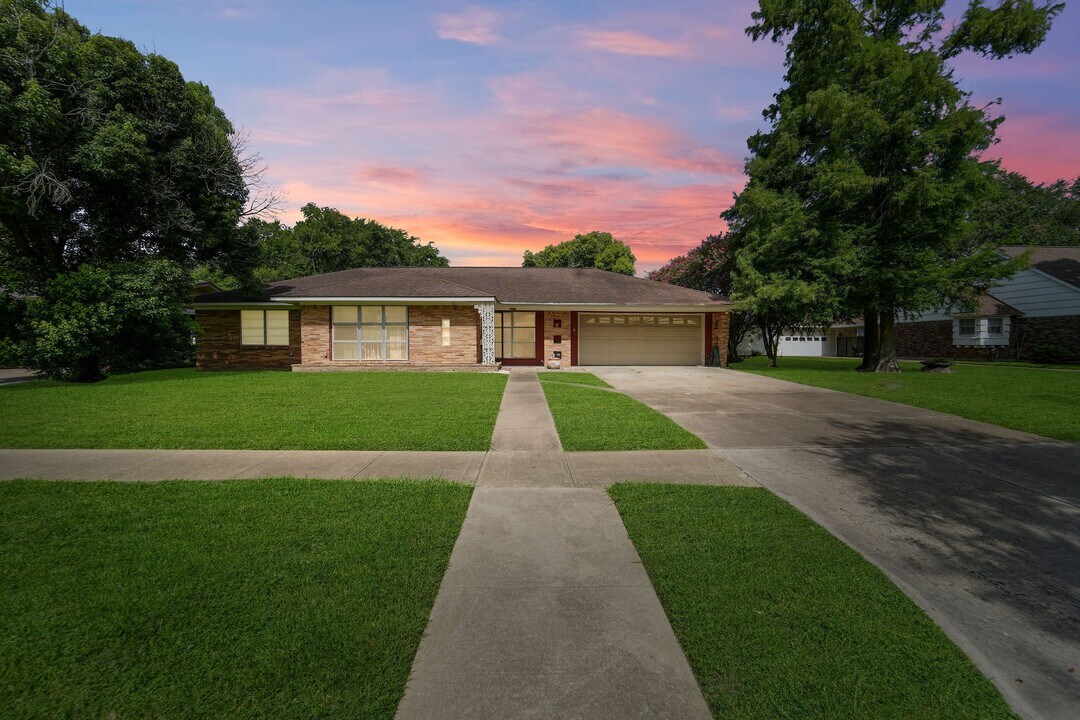 2210 San Jacinto Dr in Pasadena, TX - Building Photo