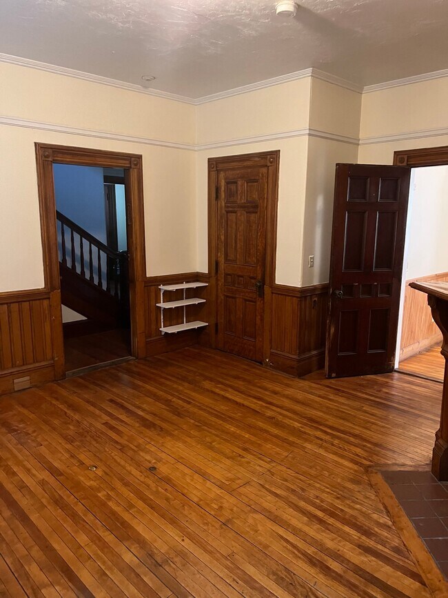 14 Beacon St, Unit 2 in Fitchburg, MA - Foto de edificio - Building Photo