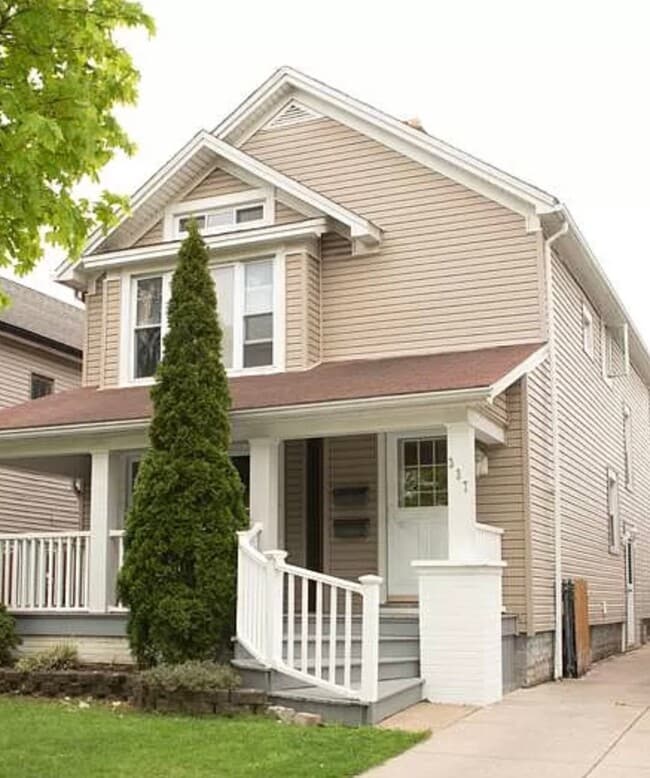 337 St Lawrence Ave, Unit Lower