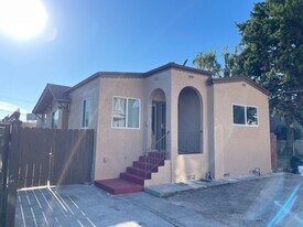 5801 Walnut St in Oakland, CA - Building Photo