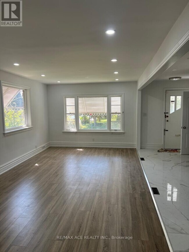 1 Aylesford Dr in Toronto, ON - Building Photo - Building Photo