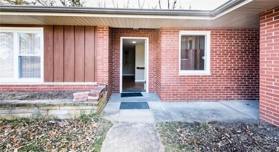 18 Forsythia Ln in Olivette, MO - Building Photo - Building Photo