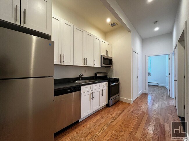 NO FEE / SUMMERFIELD STREET / Spacious 3-Bed 1-Bath / Bushwick and Ridgewood Border in Queens, NY - Foto de edificio - Building Photo