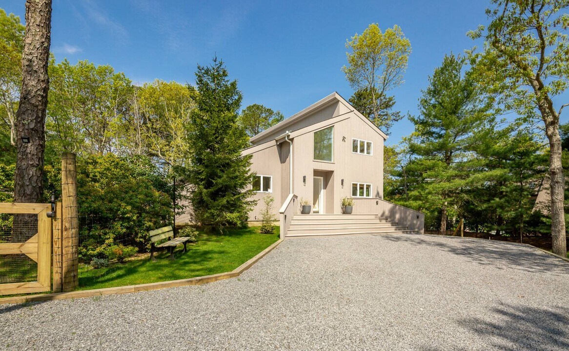 17 Rose Hill Rd in East Hampton, NY - Building Photo