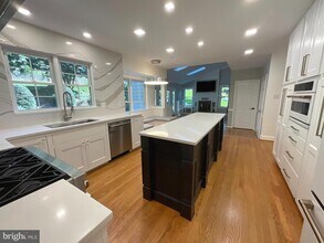 9821 Days Farm Dr in Vienna, VA - Building Photo - Building Photo