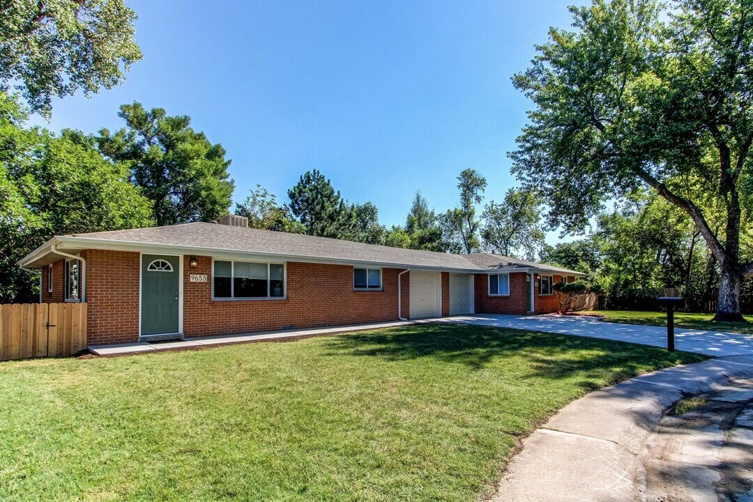 9645 W 22nd Pl in Lakewood, CO - Building Photo