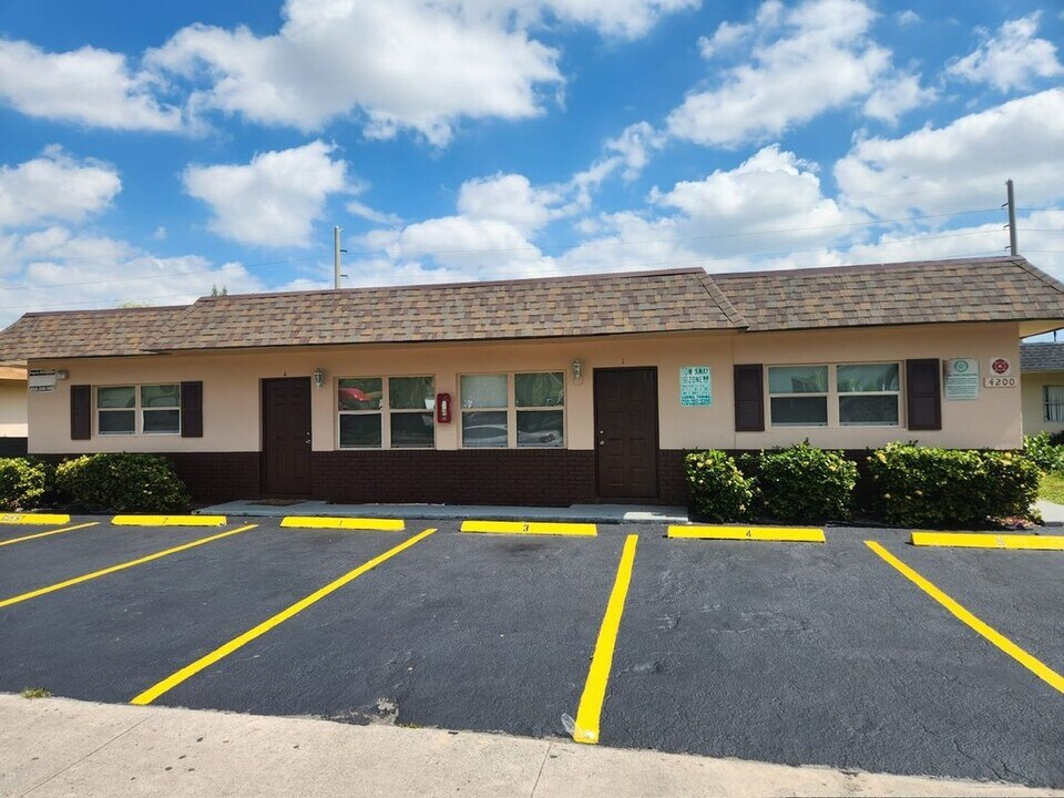 4200 NW 31st Terrace in Lauderdale Lakes, FL - Building Photo