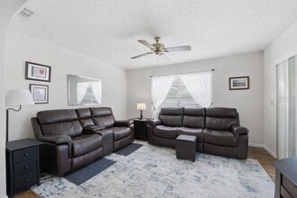 8164 Pagoda Dr in Spring Hill, FL - Foto de edificio - Building Photo