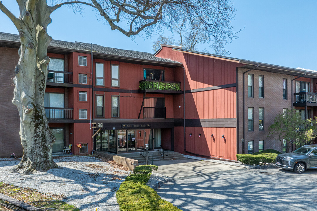 King Philip Manor in Taunton, MA - Foto de edificio