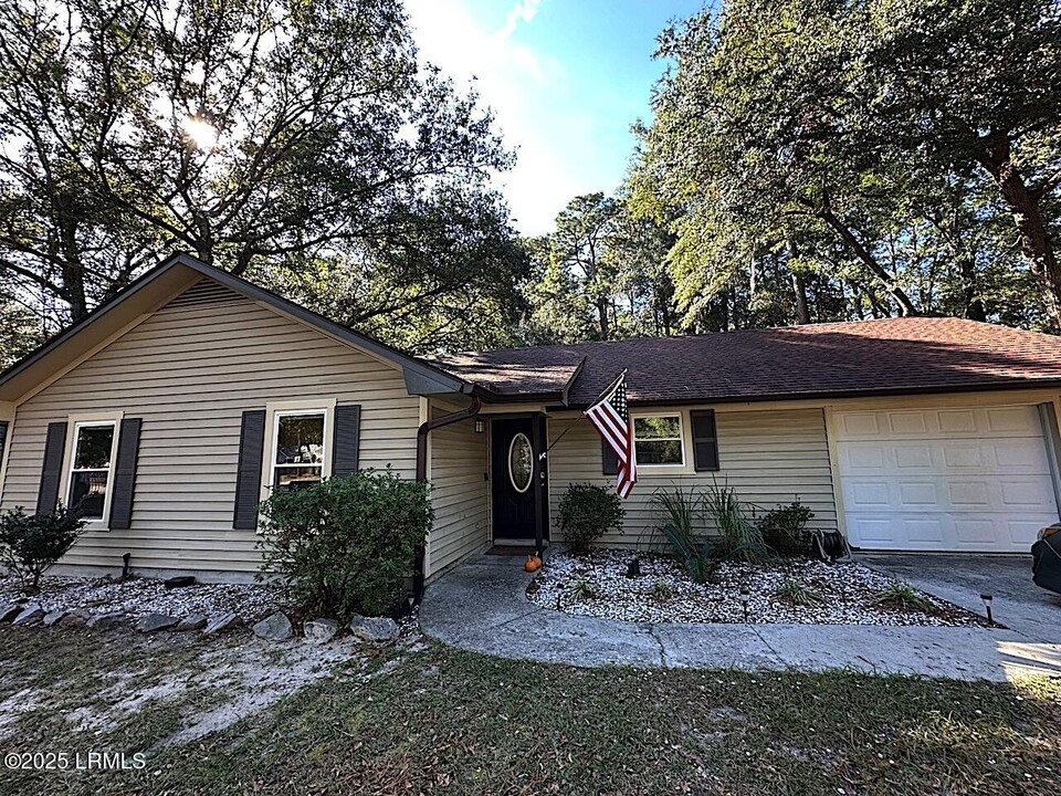 21 Robin Way in Beaufort, SC - Building Photo