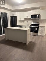 705 Davis Dr in Newmarket, ON - Building Photo