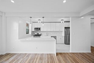 220 Pelham Rd in New Rochelle, NY - Building Photo