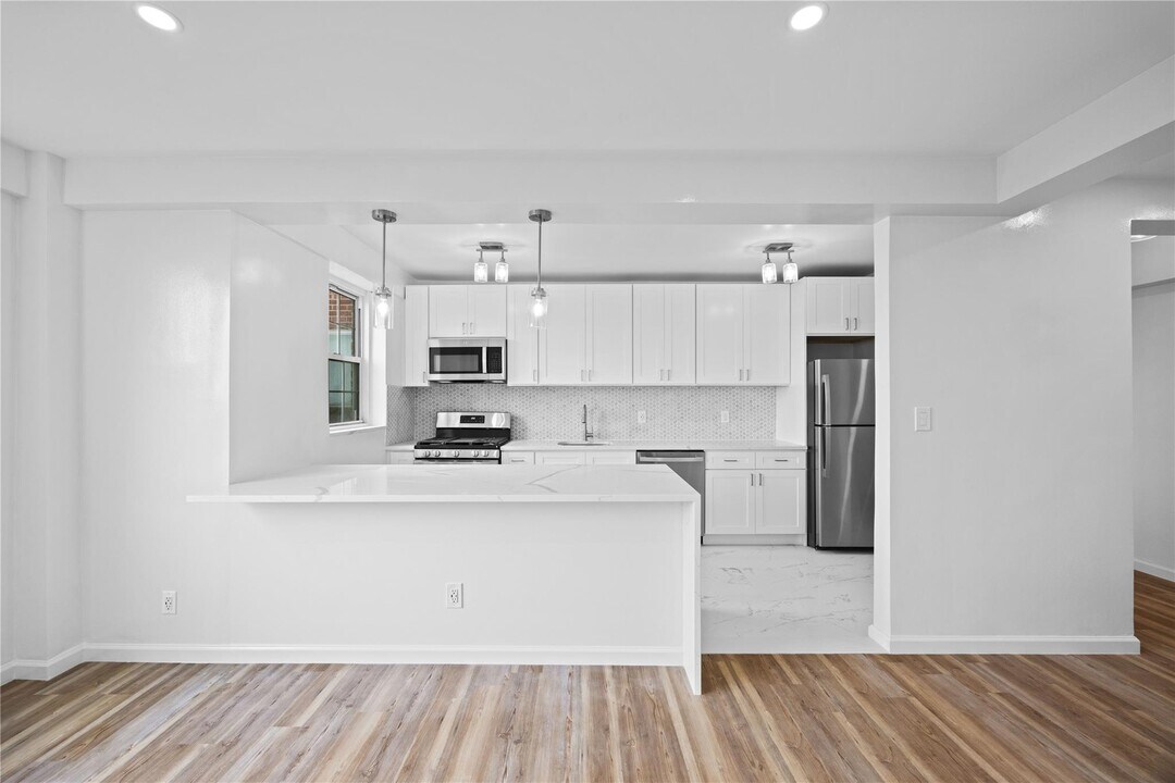 220 Pelham Rd in New Rochelle, NY - Building Photo