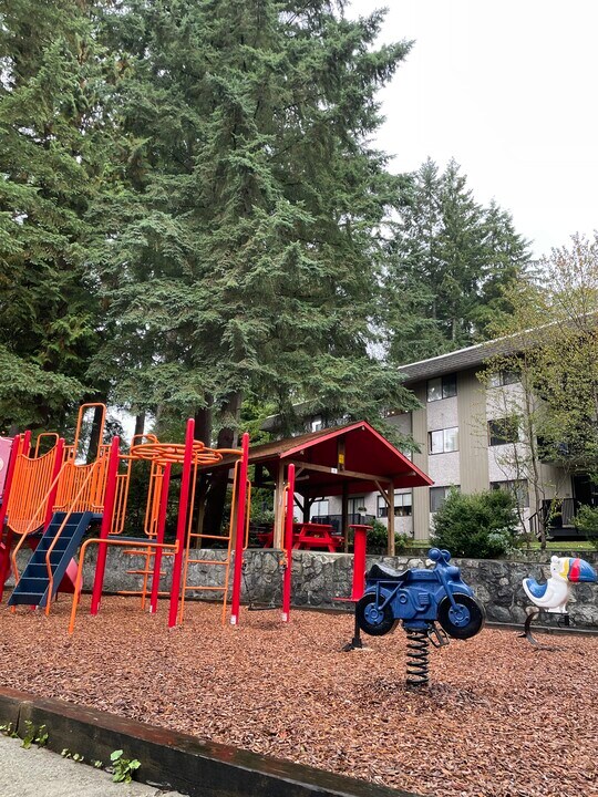 912 Berkley Rd in North Vancouver, BC - Building Photo
