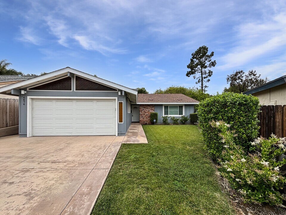 6474 Lipmann St in San Diego, CA - Building Photo