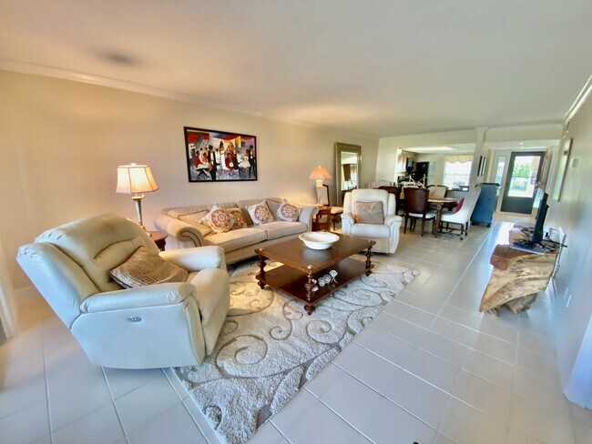 145 Cypress Way E in Naples, FL - Building Photo - Building Photo