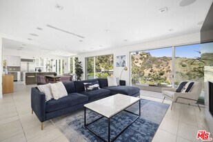 8540 Hillside Ave in Los Angeles, CA - Building Photo