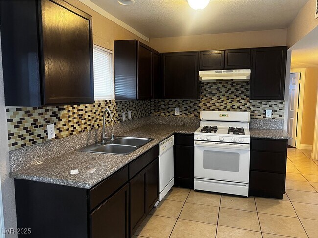 1128 Greenway Dr in Las Vegas, NV - Building Photo - Building Photo