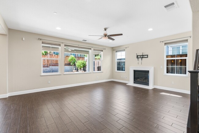 334 Huntington Ave in Tracy, CA - Building Photo - Building Photo