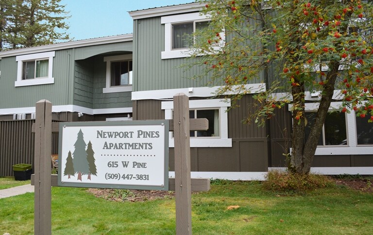 Newport Pines Apartment Complex in Newport, WA - Foto de edificio