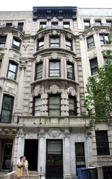 319 W 105th St in New York, NY - Building Photo