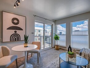 323 Queen Anne Ave N in Seattle, WA - Foto de edificio - Building Photo