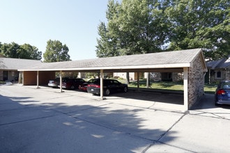 Mission Hills Apartments in Greenwood, IN - Foto de edificio - Building Photo