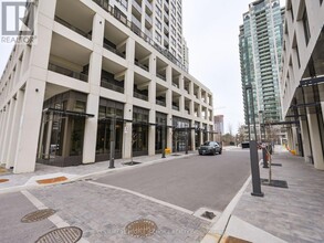 30-1030 Elm Dr W in Mississauga, ON - Building Photo - Building Photo