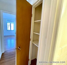 35 Vernon St, Unit 402 in Brookline, MA - Building Photo - Building Photo