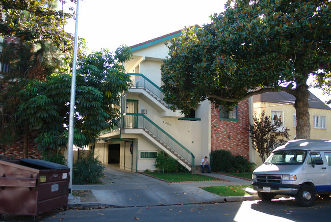 1000 E Garfield Ave in Glendale, CA - Building Photo - Building Photo