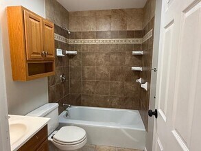 1 Charleston Ave in Londonderry, NH - Building Photo - Building Photo