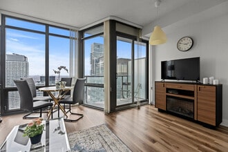 27 Grosvenor St in Toronto, ON - Building Photo - Building Photo