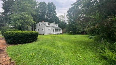 4 Bayview Rd in Durham, NH - Foto de edificio - Building Photo