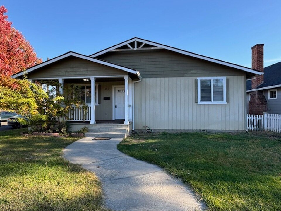 261 W 2nd St-Unit -460 in Medford, OR - Building Photo