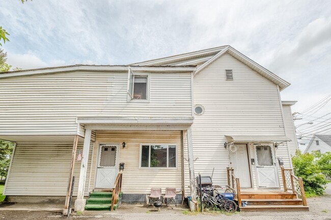 12 Hathaway Street in Waterville, ME - Foto de edificio - Building Photo