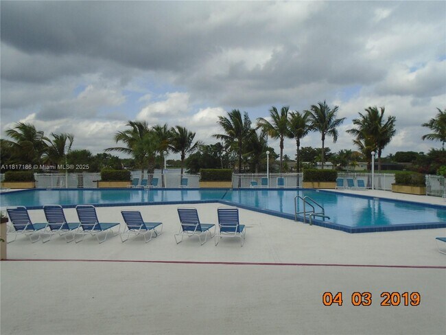 14501 N Kendall Dr in Miami, FL - Building Photo - Building Photo