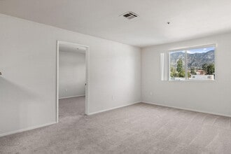 Dronfield Astoria in Sylmar, CA - Foto de edificio - Building Photo