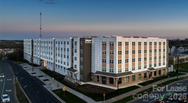 8424 N Tryon St in Charlotte, NC - Building Photo - Building Photo