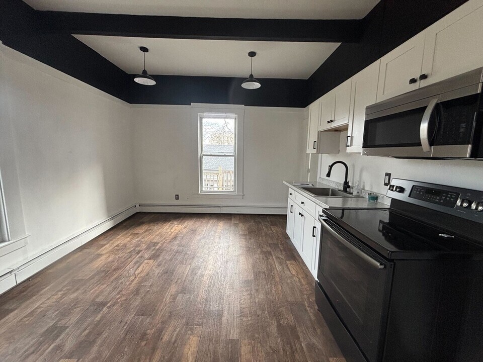 4 Pearl St in Ayer, MA - Building Photo