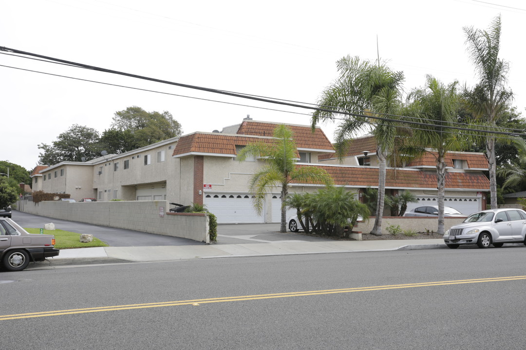 Delaware Apartments in Huntington Beach, CA - Building Photo