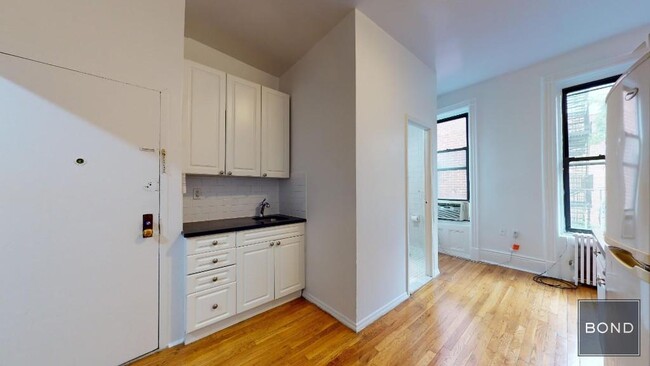 1588 First Avenue in New York, NY - Building Photo - Floor Plan