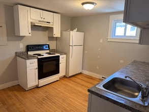 557 Pine St in Manchester, NH - Foto de edificio - Building Photo