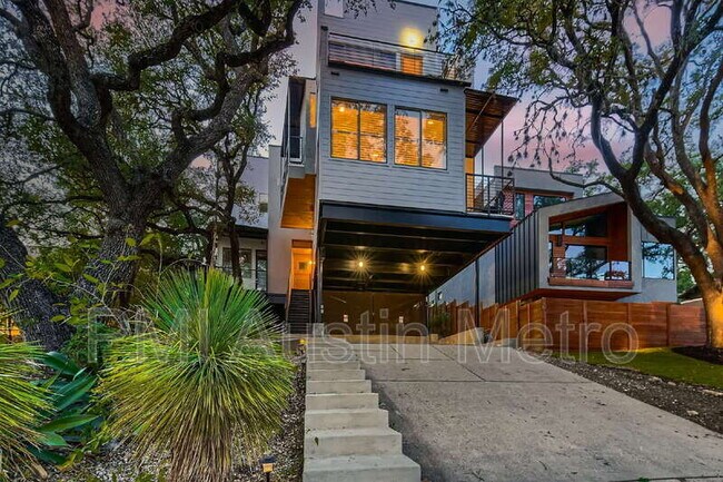 property at 2612 Carnarvon Ln