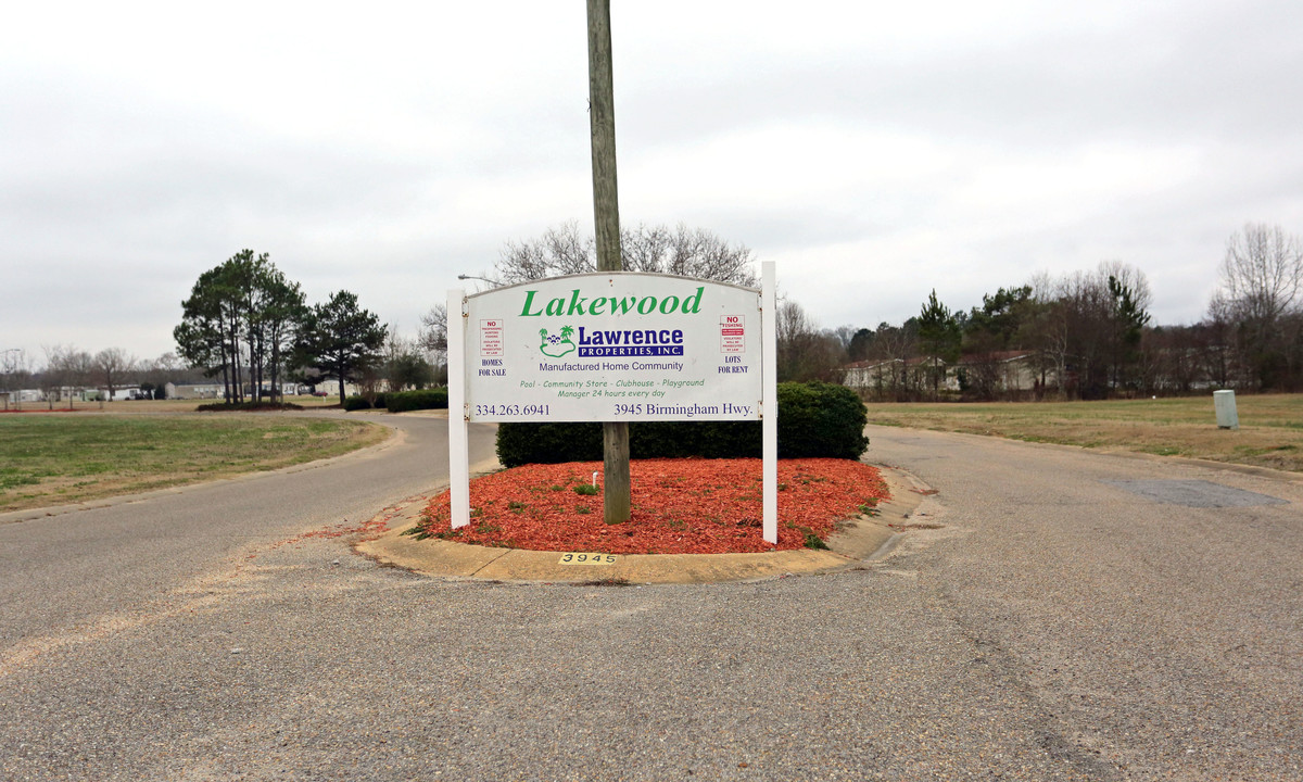 Lake Wood Estates in Montgomery, AL - Building Photo